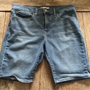 Levi's Shaping Bermuda Shorts ,light/medium wash, Size 33